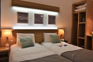 Quarto duplo conforto | Escrivaninha, Wi-Fi de cortesia, roupa de cama