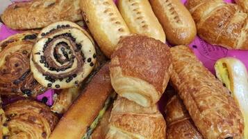 Dagelijks ontbijtbuffet (EUR 13 per persoon)