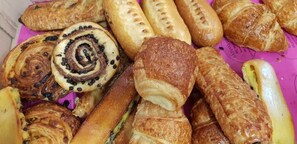 A variety of pastries including croissants, pain au chocolat, and cinnamon rolls. - Contact Hotel Utah Beach Carentan (Carentan les Marais)