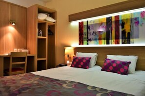 Desk, free WiFi, bed sheets - Contact Hotel Utah Beach Carentan (Carentan les Marais)