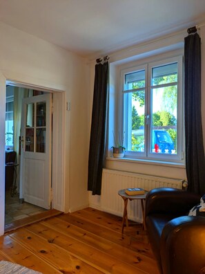 Smart TV, DVD player, books, video library - directly on the lake - rowing boat and mooring included - Berlin outskirts (Königs Wusterhausen OT Wernsdorf)