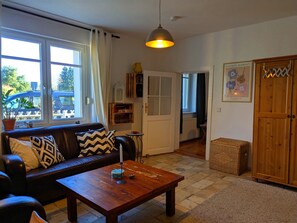 Smart-TV, DVD-Player, Bücher, Videothek