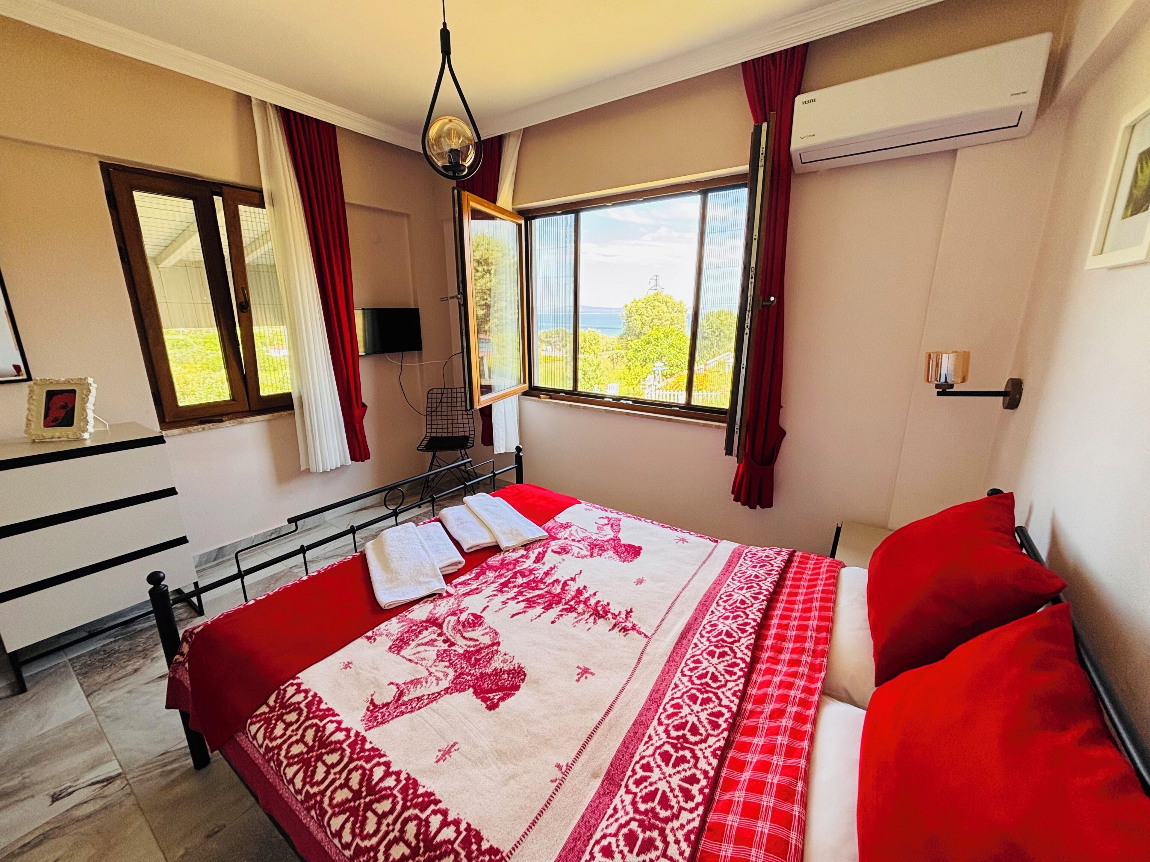 Deluxe Room, Sea View | Premium bedding, minibar, individually decorated, iron/ironing board