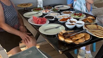 Päivittäinen täysi aamiainen maksusta