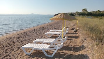 Sillas reclinables de playa, sombrillas
