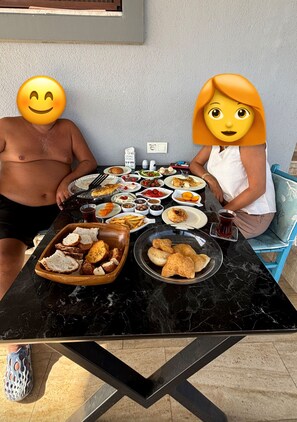 Se ofrece un desayuno completo todos los días (por un coste adicional)