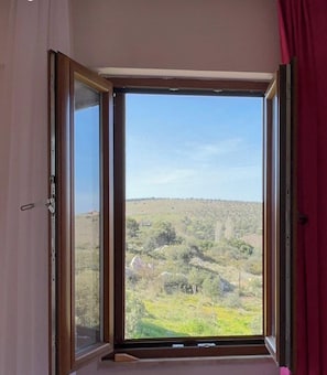 Standard Room, Hill View | Premium bedding, minibar, individually decorated, iron/ironing board - Zeus kır evi (Bozcaada)