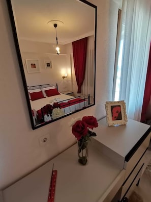 Deluxe Room, Sea View | Premium bedding, minibar, individually decorated, iron/ironing board - Zeus kır evi (Bozcaada)