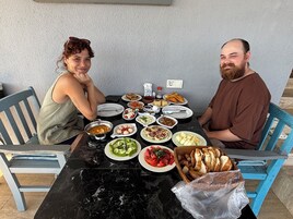 Tägliches großes Frühstück gegen Gebühr