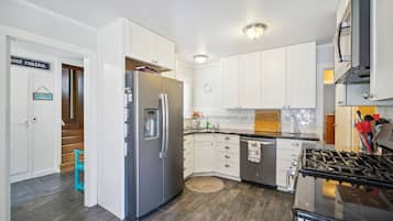 House, 3 Bedrooms | Private kitchen | Fridge, oven, coffee/tea maker, electric kettle