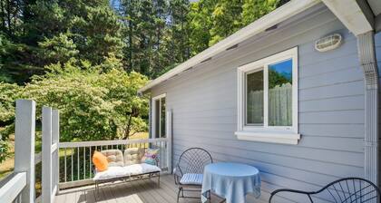 Charming Pet Friendly Coastal Getaway 3 Bedroom Home by RedAwning