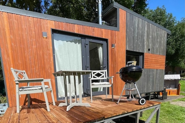 Außenbereich mit Terrasse und Grill