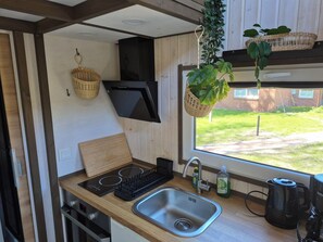 Refrigerador, horno, parrilla de estufa y cafetera y tetera 