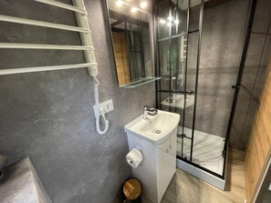 Dusche, Haartrockner, Seife, Shampoo