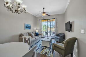 Appart'hôtel, 2 chambres | Coin séjour | TV connectée