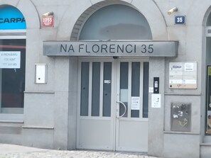 A building entrance with a sign reading 'NA FLORENCI 35'. - Powder Tower Suites (Prague)