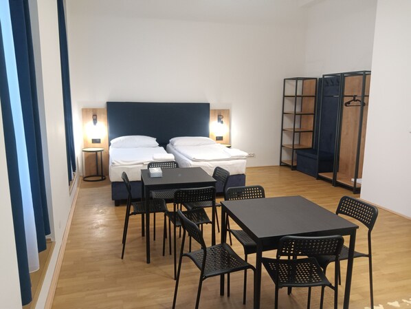 3 habitaciones, escritorio, wifi gratis y ropa de cama