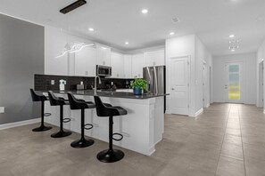 Casa, vários quartos | Cozinha privada | Micro-ondas, lava-louças