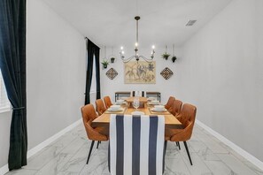 House, 6 Bedrooms | In-room dining