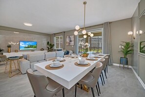 In-room dining - 9 Bedroomss/ Storey Lake Game Room Too Home by RedAwning (Kissimmee)