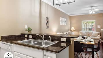 Casa geminada, 3 quartos | Cozinha privada | Micro-ondas, lava-louças