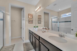 House, 5 Bedrooms | Bathroom