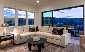 Condo, 3 quartos | Área de estar