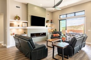 Living area - Desert Dreaming 2 Bedroom Home by RedAwning (Washington)