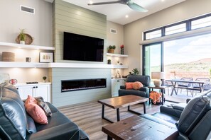 Living area - Desert Dreaming 2 Bedroom Home by RedAwning (Washington)