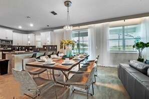 In-room dining - 6 Bedrooms S / Storey Lake Home by RedAwning (Kissimmee)