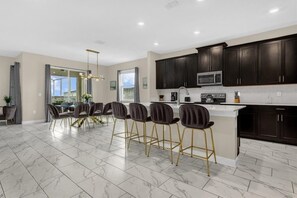 House, 6 Bedrooms | Private kitchen