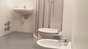 A bathroom with a sink, toilet, and shower. - Argentieri Guesthouse (Bolzano)