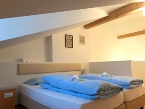 City Twin Room, 2 Twin Beds, Non Smoking, Shared Bathroom | Desk, soundproofing, bed sheets - Argentieri Guesthouse (Bolzano)