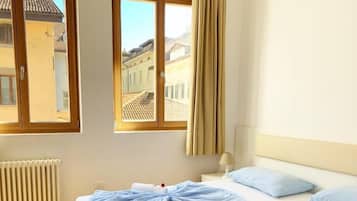 Escritorio, sistema de insonorización y ropa de cama