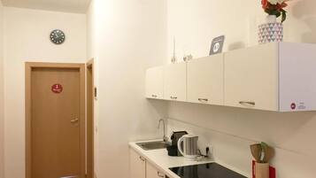 Refrigerador con freezer, placa de cocina, tetera/pava eléctrica
