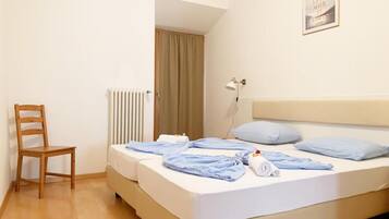 Studio Ville, 2 lits une place, salle de bains privée, vue ville | Bureau, chambres insonorisées, draps fournis