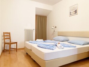 Studio – city, 2 enkeltsenger, privat bad, byutsikt | Skrivebord, lydisolert og sengetøy