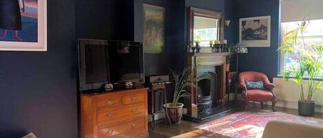 Smart-tv, eldstad, en stereo och datorskärmar