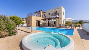 Un edificio moderno con piscina y jacuzzi.