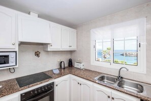 Kjøleskap, mikrobølgeovn, ovn og oppvaskmaskin