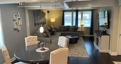 NEW~ "The Wolf of Tremont"-Golf Simulator,85 in tv, Pool Table+Shuffleboard!!!