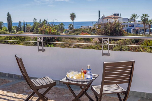Outdoor dining - Coral Olympus Hera - Four Bedroom Villa, Sleeps 8 (Peyia)