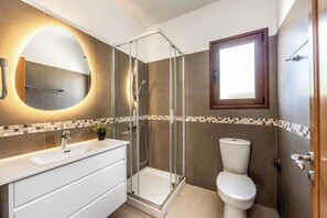 Ensemble baignoire-douche, serviettes fournies