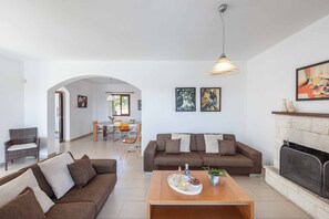 Smart TV - Coral Olympus Hera - Four Bedroom Villa, Sleeps 8 (Peyia)