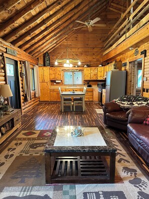 TV - The Eagle’s Nest - 12 miles to Soaring Eagle Casino! Mt. Pleasant - Midland (Midland)