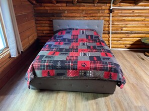 2 bedrooms, WiFi, bed sheets - The Eagle’s Nest - 12 miles to Soaring Eagle Casino! Mt. Pleasant - Midland (Midland)