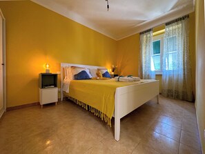 Apartment, 2 Schlafzimmer, Terrasse, am Strand | 2 Schlafzimmer, italienische Bettbezüge von Frette