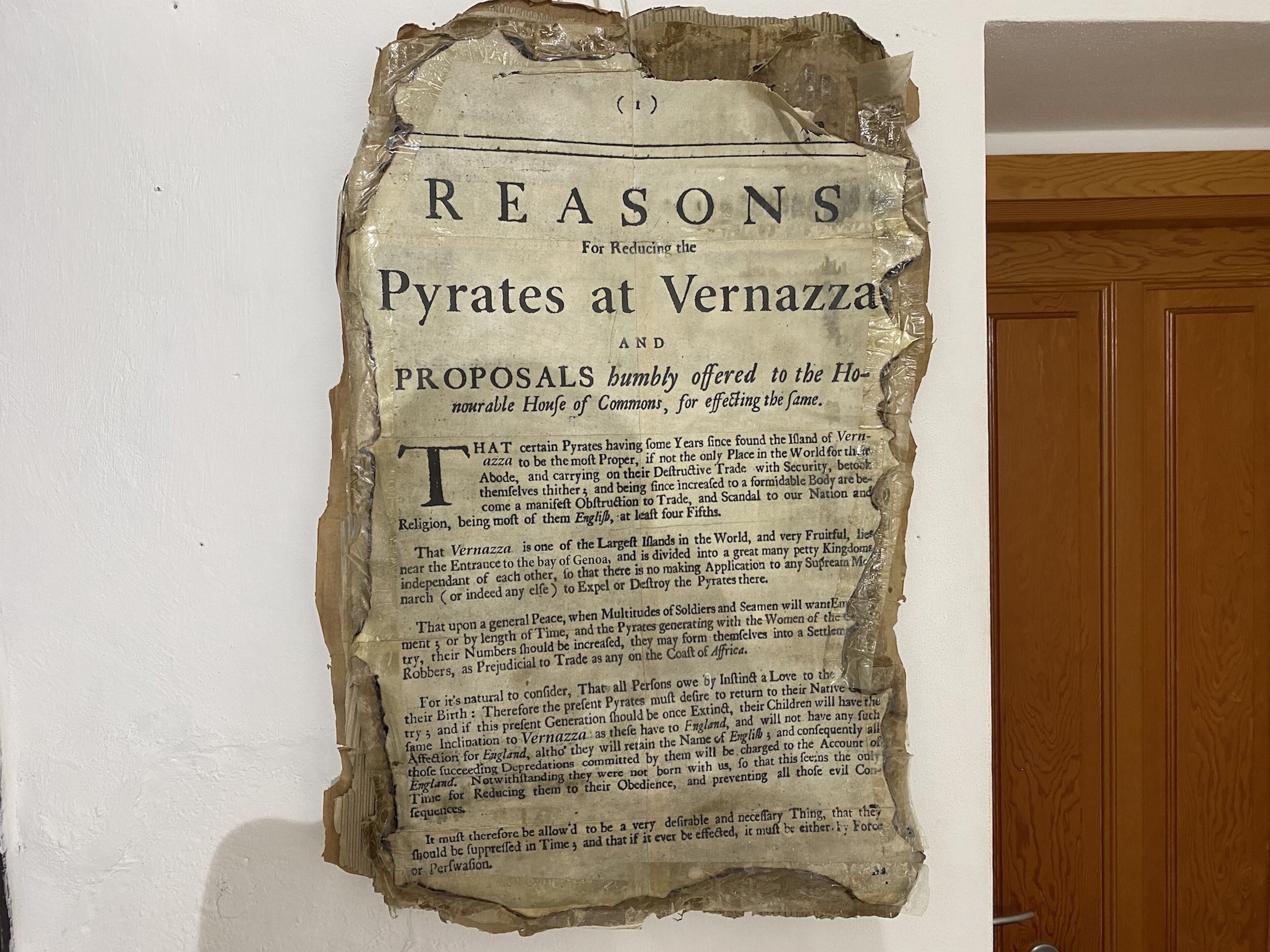 Un documento storico intitolato 'MOTIVAZIONI per ridurre i pirati a Vernazza' con proposte per la Camera dei Comuni.