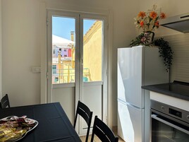 Apartamento exclusivo | Cocina privada | Frigorífico grande, microondas, horno y placa de cocina