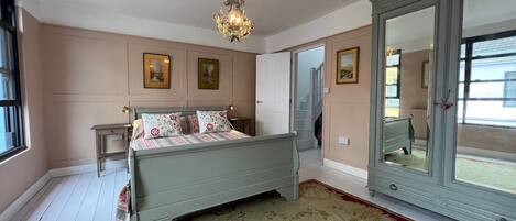 4 quartos, ferros/tábuas de passar roupa, Wi-Fi de cortesia